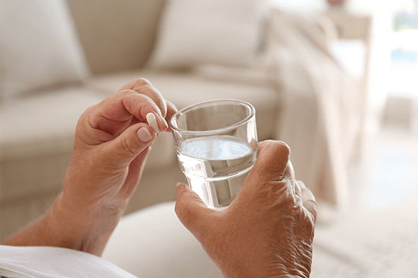 ミノキシジル配合の内服薬は、水で飲まないとだめ?